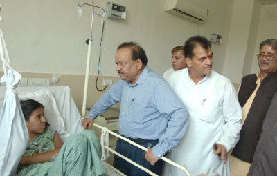 Dr. Harsh Vardhan interacting with the patient during his visit to AIIMS Rishikesh