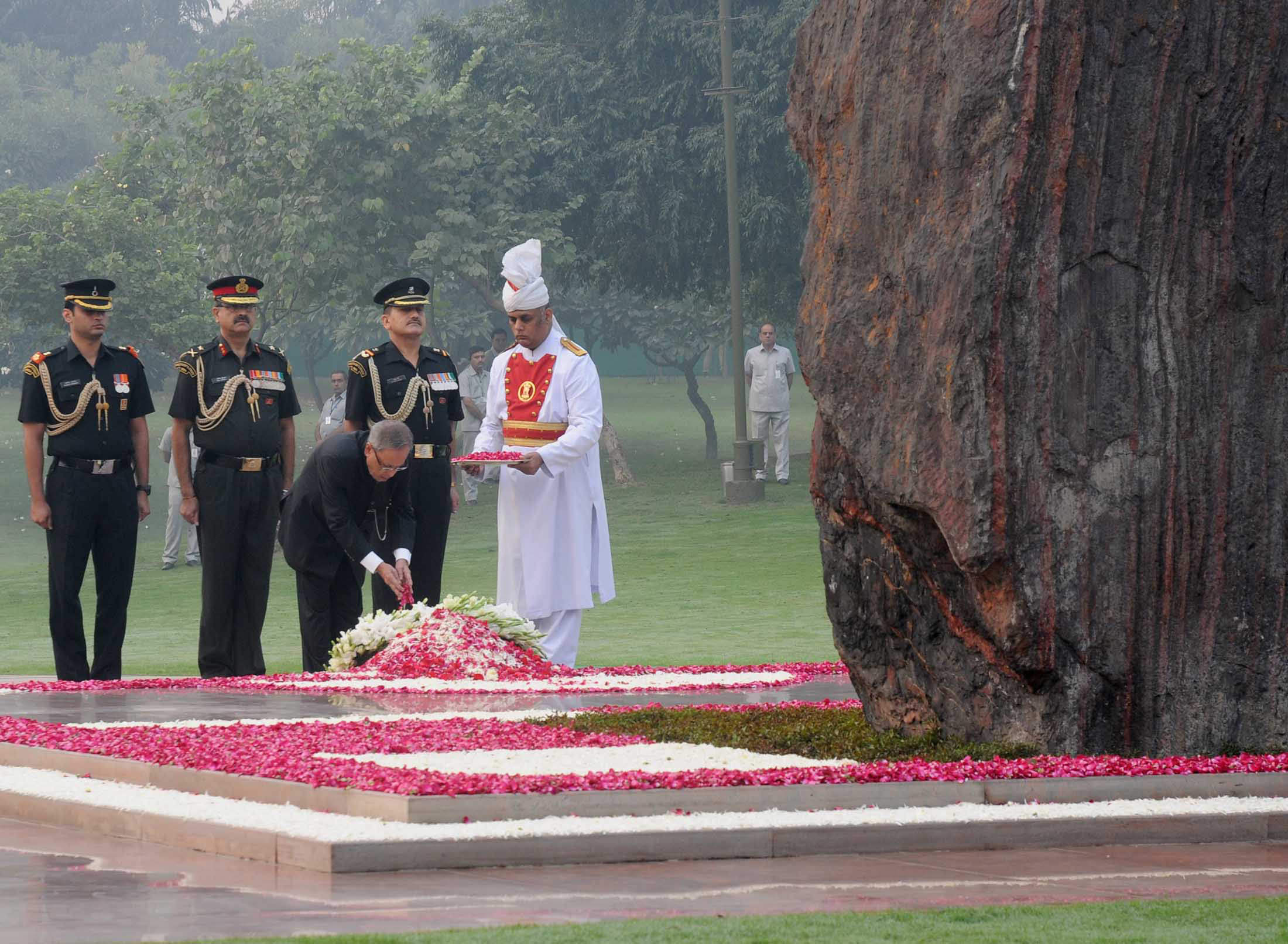 President, Pranab Mukherjee paying floral tributes at the Samadhi  Late Smt. Indira Gandhi, at Shakti Sthal,