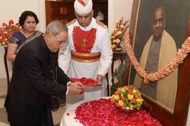 Shri Pranab Mukherjee paying floral tributes at the portrait of Sardar Vallabhbhai Patel