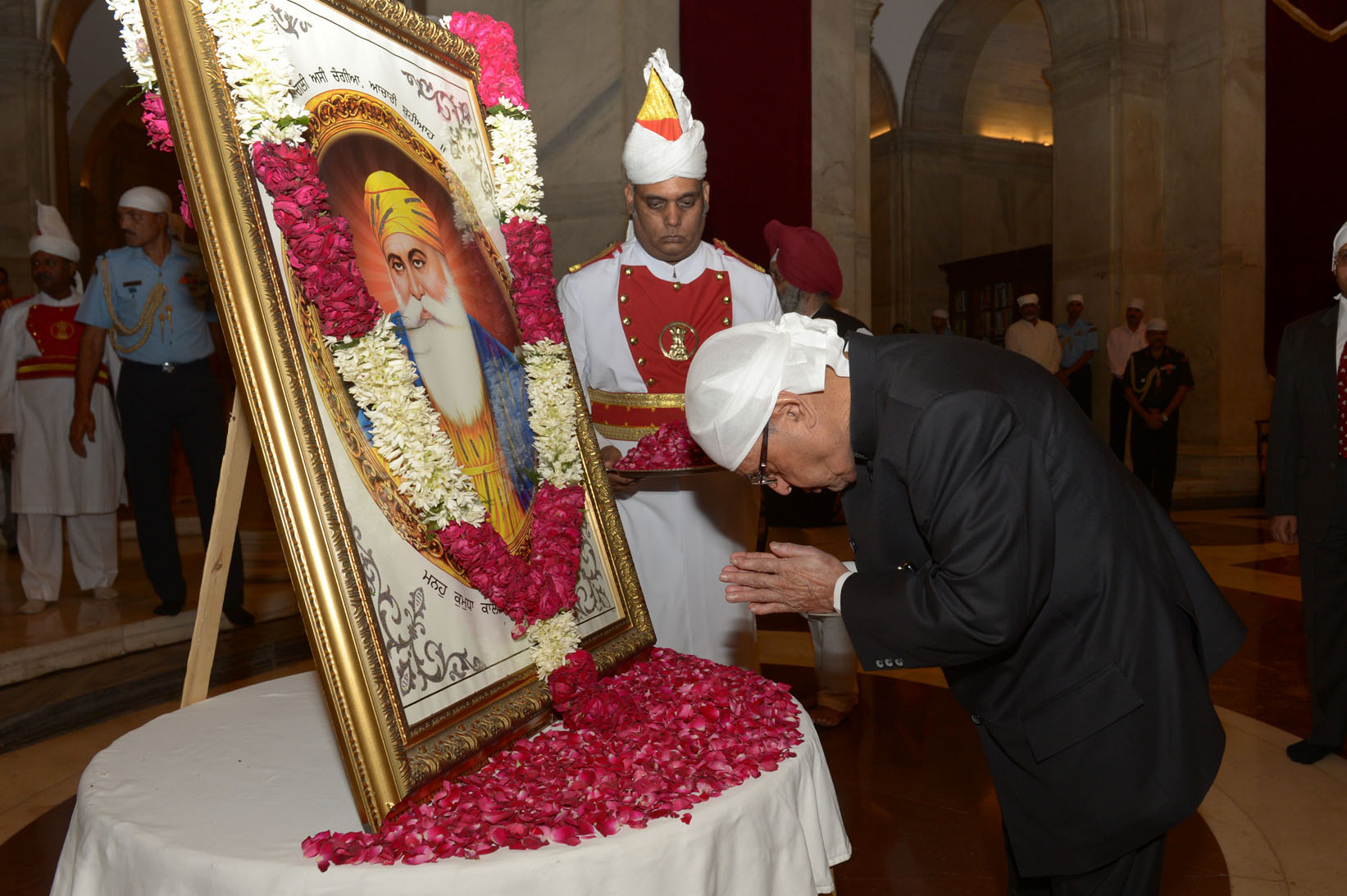 President, Shri Pranab Mukherjee paid tributes to Guru Nanak Dev Ji on the occasion his 546th Birth Anniversary,
