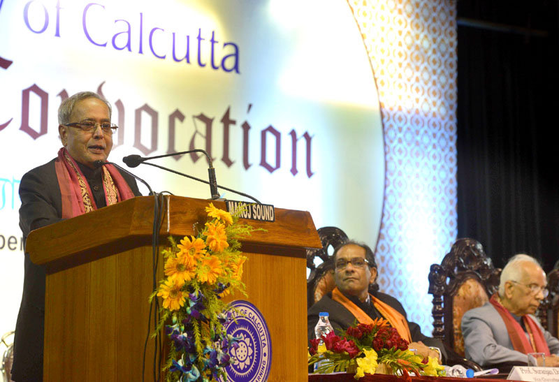 President, Shri Pranab Mukherjee addressing at the Annual Convocation of the University of Calcutta, at Kolkata