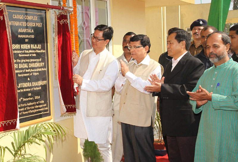 Kiren Rijiju unveiling the plaque to inaugurate the Cargo Complex Integrated Check Post Agartala
