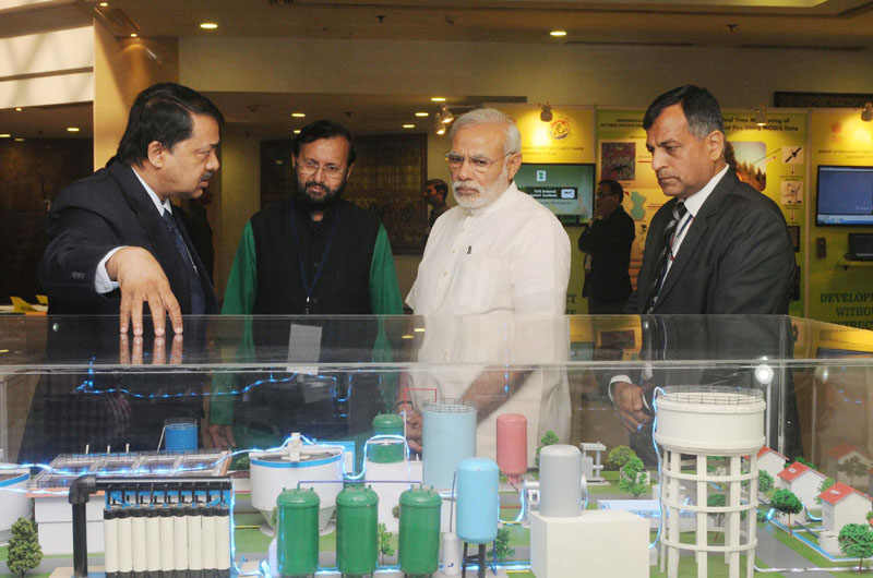 PM Narendra Modi visiting the exhibition Environment, Forests and Climate Change