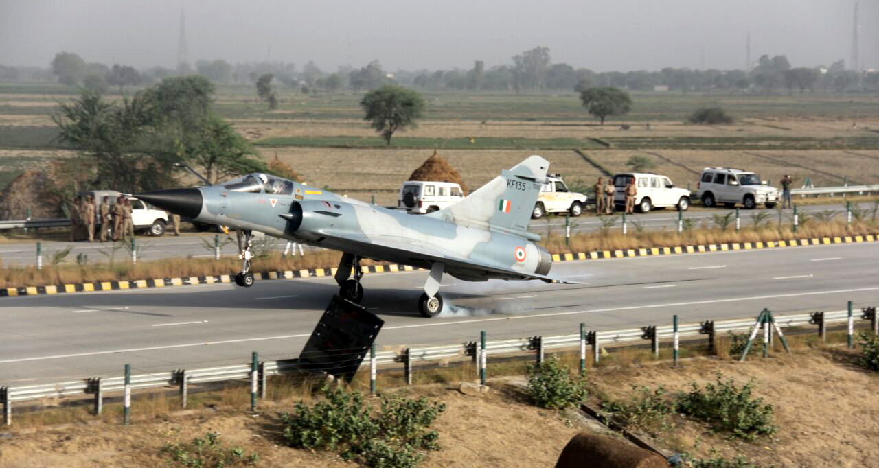 Indian Air Force(IAF) Mirage -2000 Lands at Yamuna Expressway
