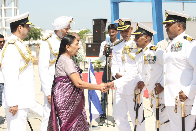 Anandiben Patel congratulating Commodore B.R. Prakash, during the commissioning ceremony of INS Sardar Patel,