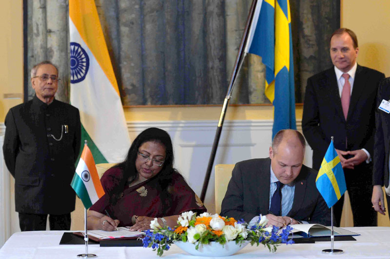 President, Shri Pranab Mukherjee and the Prime Minister of Sweden, Mr. Stefan Lofven witnessing the signing of agreements
