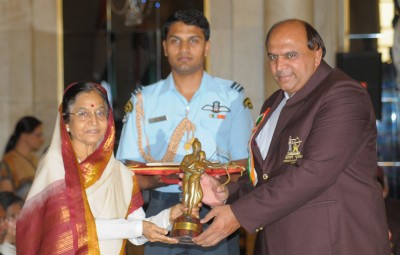 The President, Smt Pratibha Devisingh Patil presenting the Dronacharya Award-2009 to Shri Satpal for Wrestling on the occasion of  the Sports and Adventure Awards presentation ceremony in New Delhi on August 29, 2009.