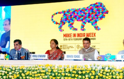 The Chief Minister of Maharashtra, Shri Devendra Fadnavis, the Minister of State for Commerce & Industry (Independent Charge), Smt. Nirmala Sitharaman, the Maharashtra Industry Minister, Shri Subhash Desai, the Secretary, Department of Industrial Policy and Promotion (DIPP), Shri Amitabh Kant and the Chief Secretary of Maharashtra, Shri Swadheen Kshatriya at the Curtain Raiser Press Conference of the Make In India Week, in Mumbai on February 08, 2016.