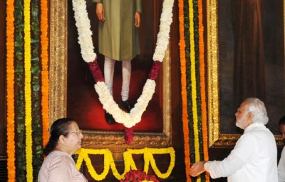 The Prime Minister, Shri Narendra Modi paying floral tributes at the portrait of the former Prime Minister, Shri Morarji Desai, on his Birth Anniversary, in New Delhi on February 29, 2016.
	The Speaker, Lok Sabha, Smt. Sumitra Mahajan is also seen.