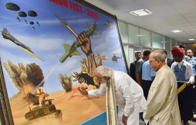 The Prime Minister, Shri Narendra Modi signing a painting at IAF Fire Power Demonstration 'IRON FIST 2016', at Pokhran, Rajasthan on March 18, 2016.
	The President, Shri Pranab Mukherjee is also seen.
